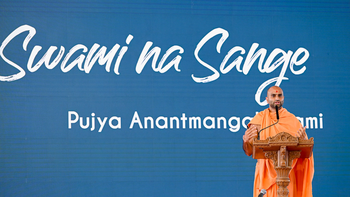 Anantmangal Swami addresses the shibir