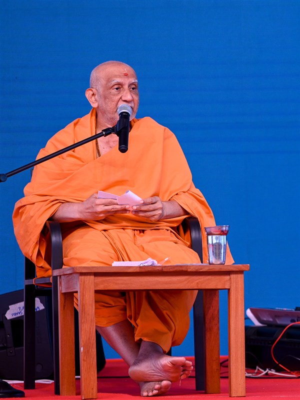 Atmaswarup Swami addresses the shibir