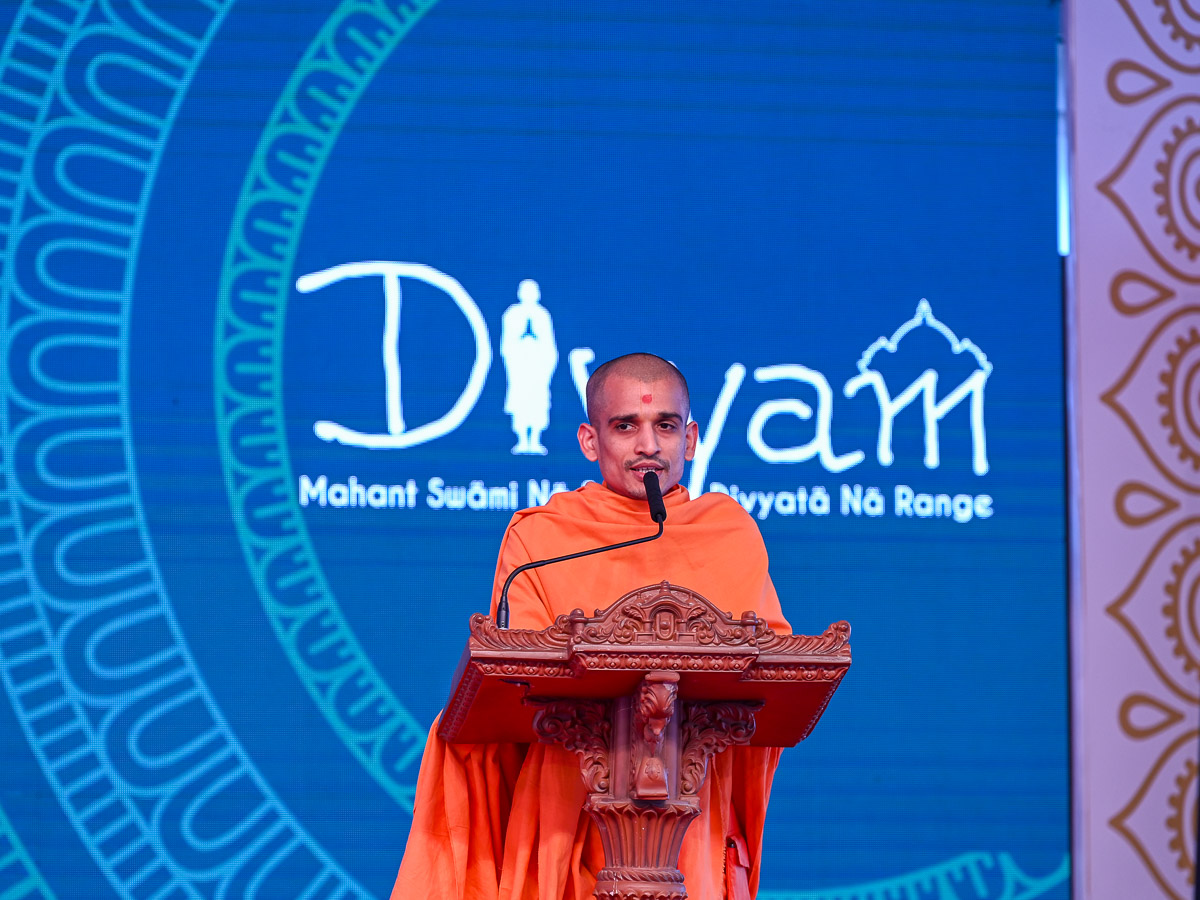 Santcharit Swami addresses the shibir