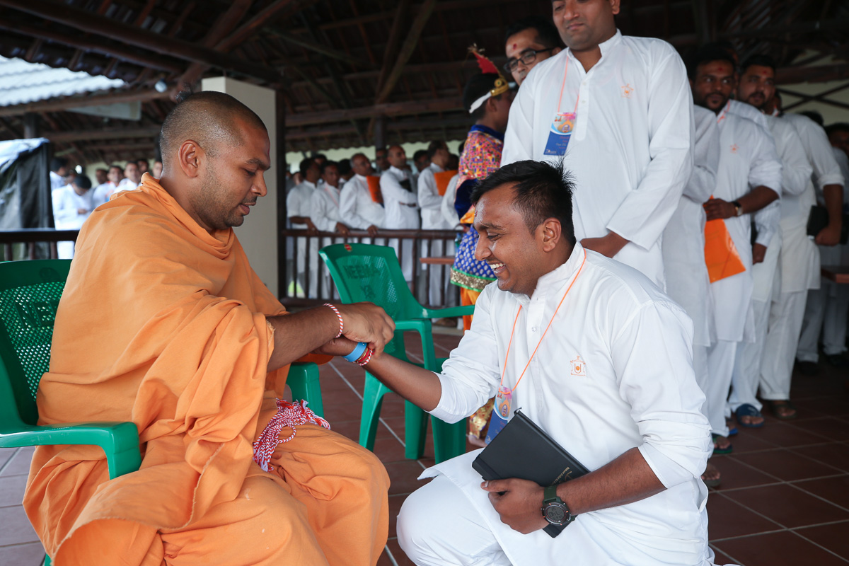Sadhus welcome karyakars by tying a nadachhadi