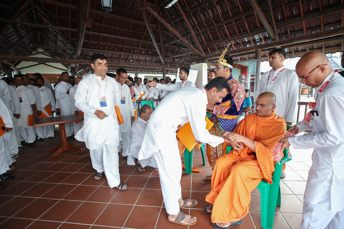 Sadhus welcome karyakars by tying a nadachhadi