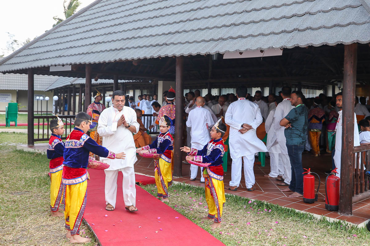 Children welcome karyakars