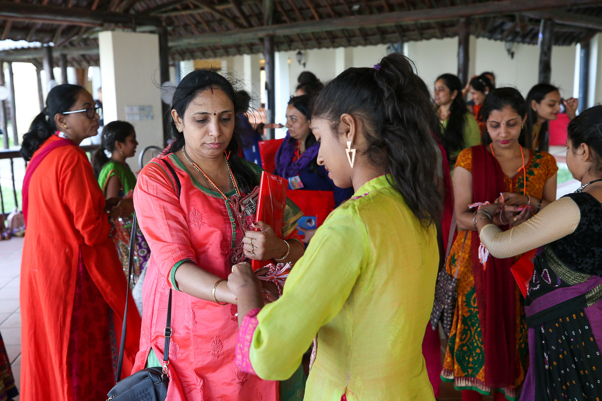 Balikas welcome karyakars by tying a nadachhadi