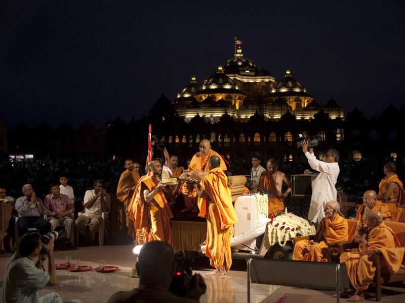   Swamishri performs the inaugural Shri Nilkanth Varni maha-arti