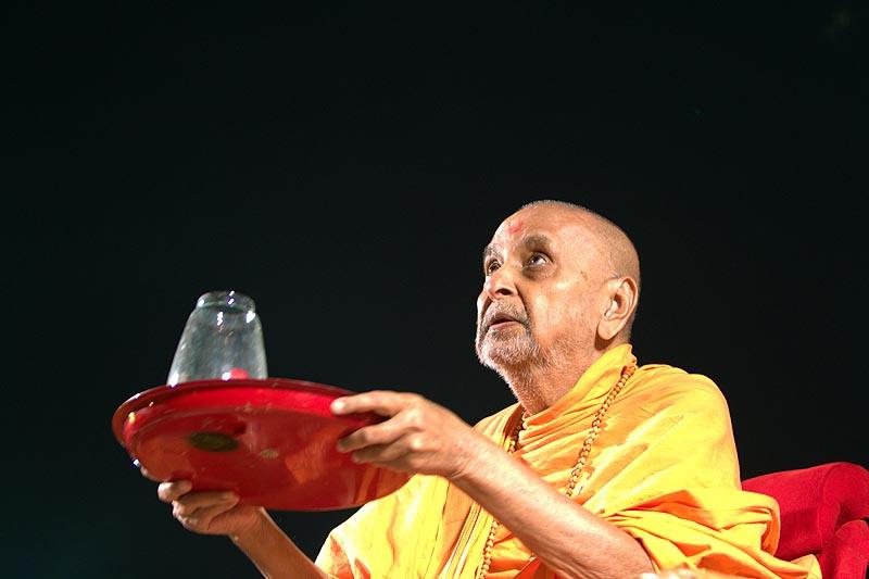   Swamishri performs Shri Nilkanth Varni maha-arti