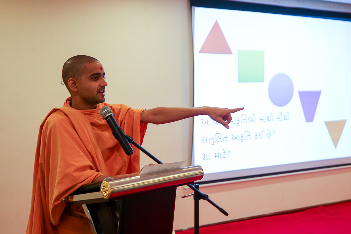 Paramkirti Swami addresses the shibir