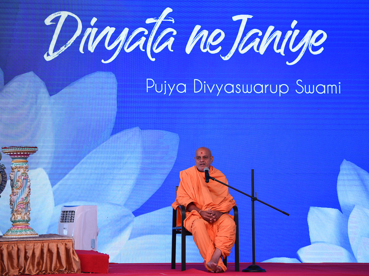 Divyaswarup Swami addresses the shibir