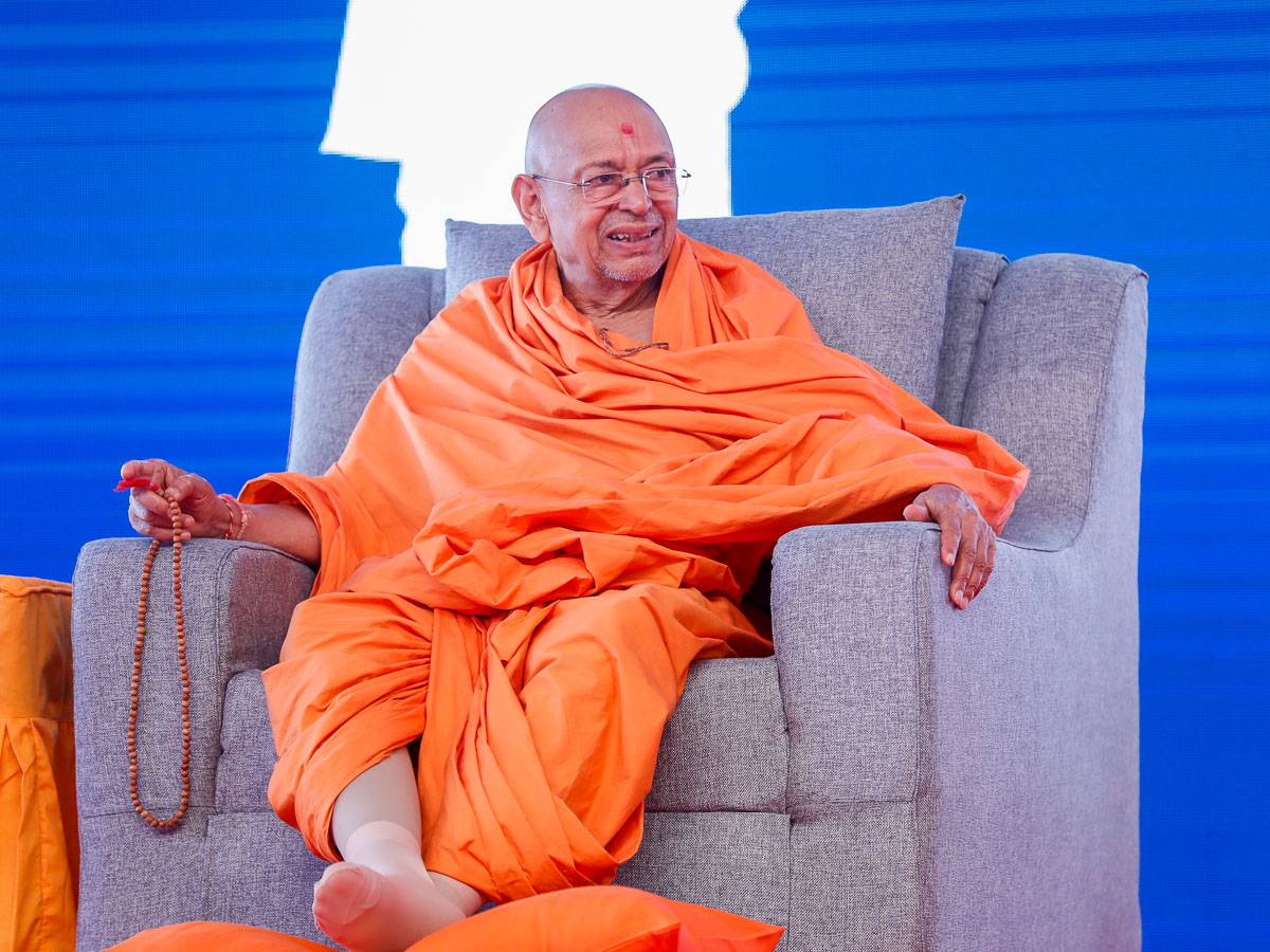 Pujya Tyagvallabh Swami during the shibir