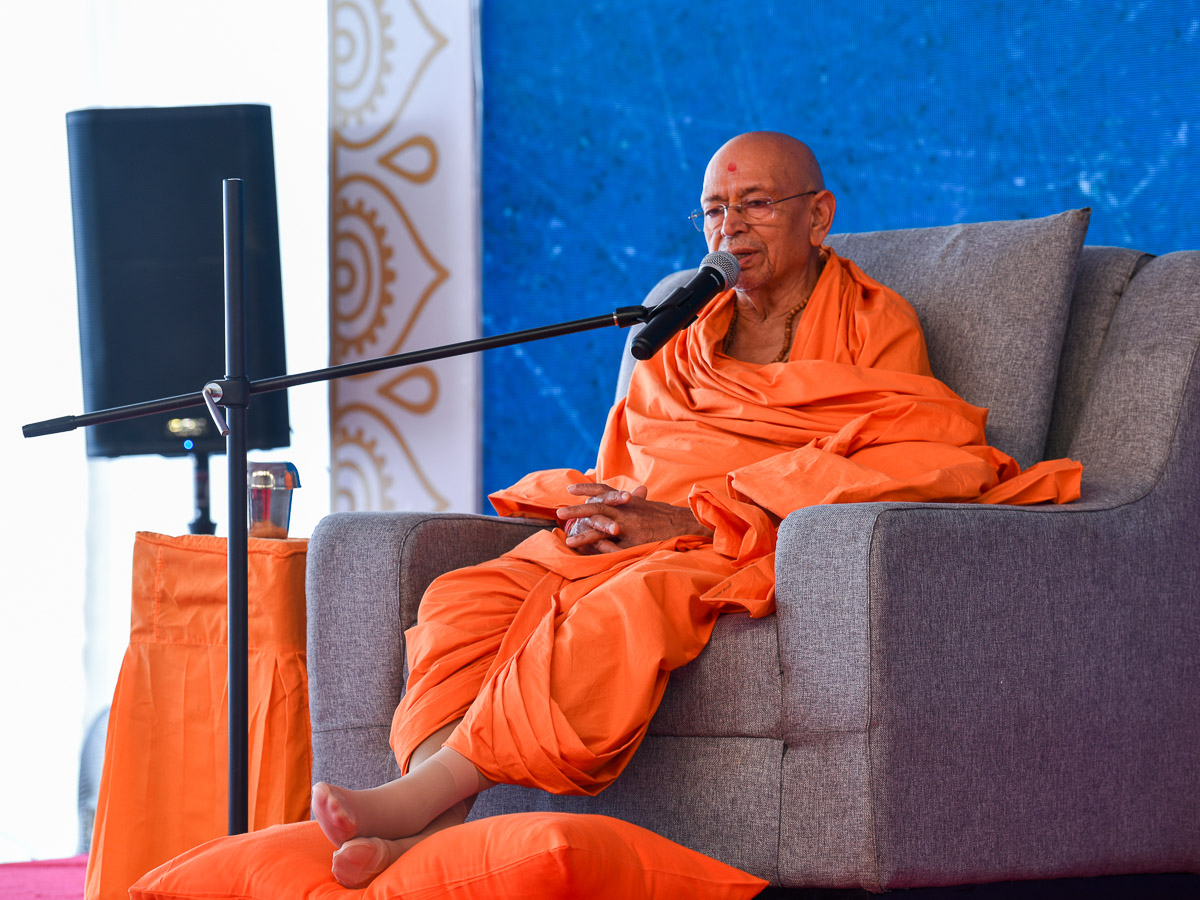 Pujya Tyagvallabh Swami addresses the shibir