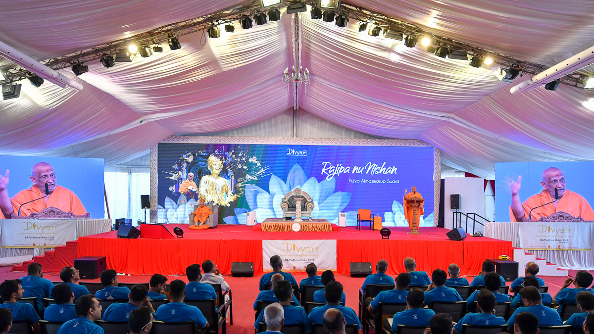 Atmaswarup Swami addresses the afternoon session of the shibir