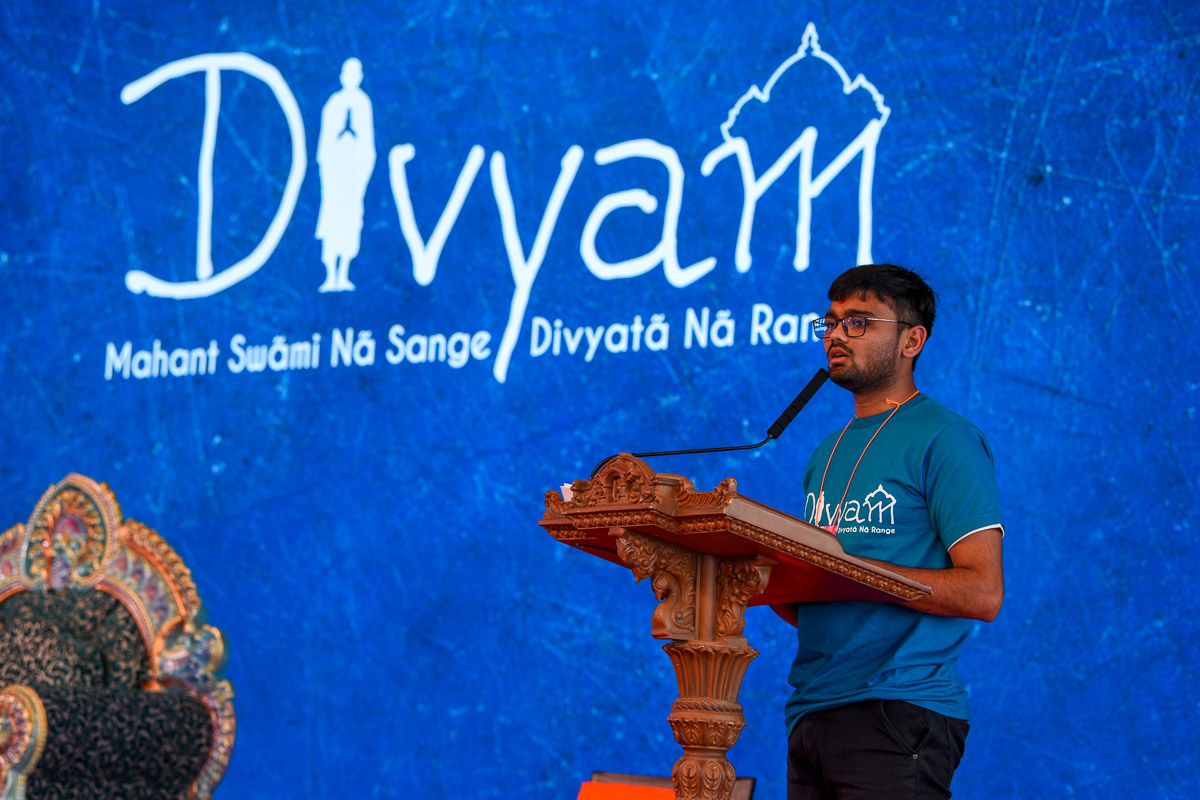 A karyakar addresses the shibir