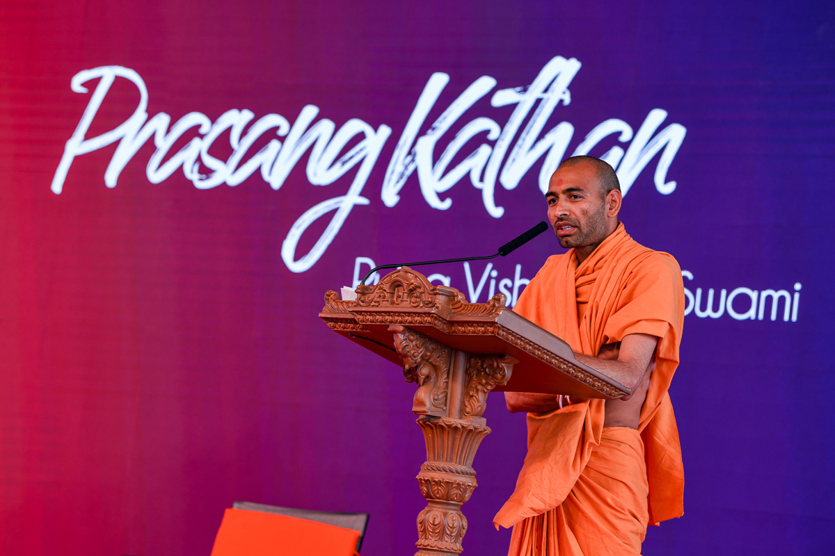 Vishwakirti Swami addresses the shibir