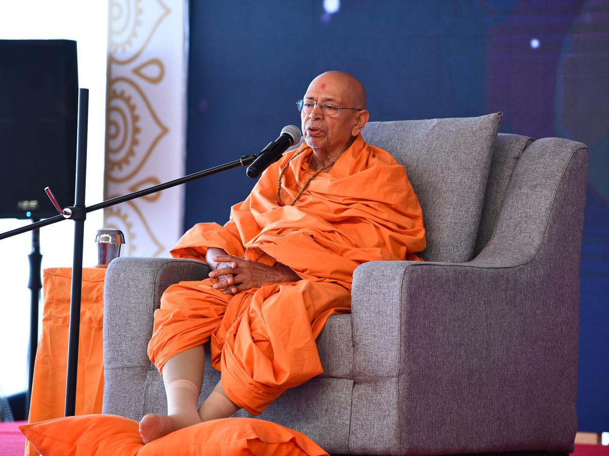 Pujya Tyagvallabh Swami addresses the shibir