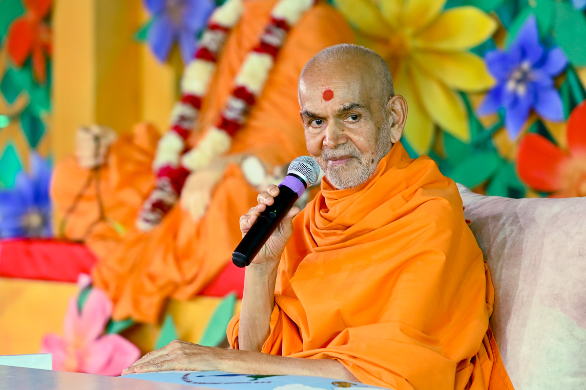 Swamishri interacts with children