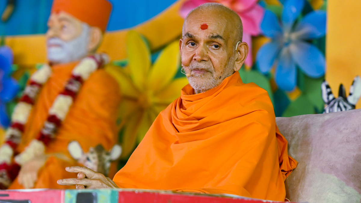Swamishri blesses the assembly