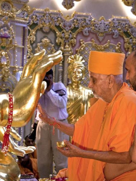  Swamishri performs pujan of Bhagwan Swaminarayan