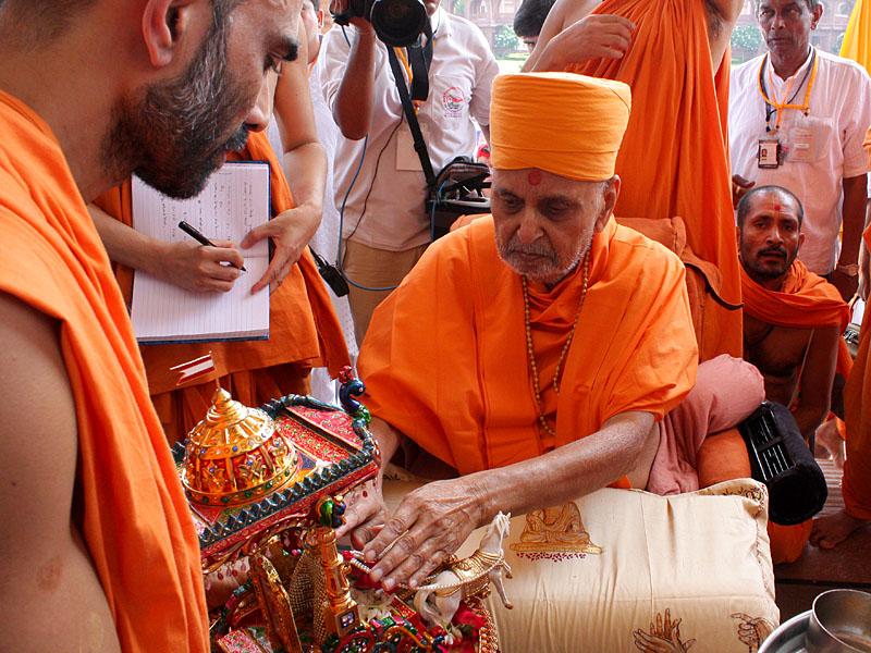  Swamishri welcomed with an auspicious kalash