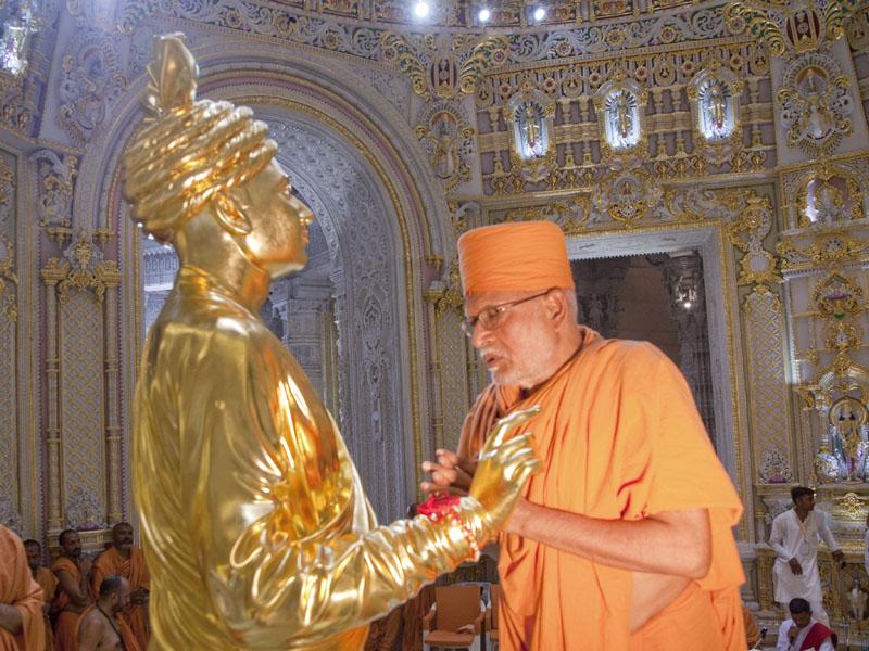   Swamishri and senior sadhus perform pujan of murtis
