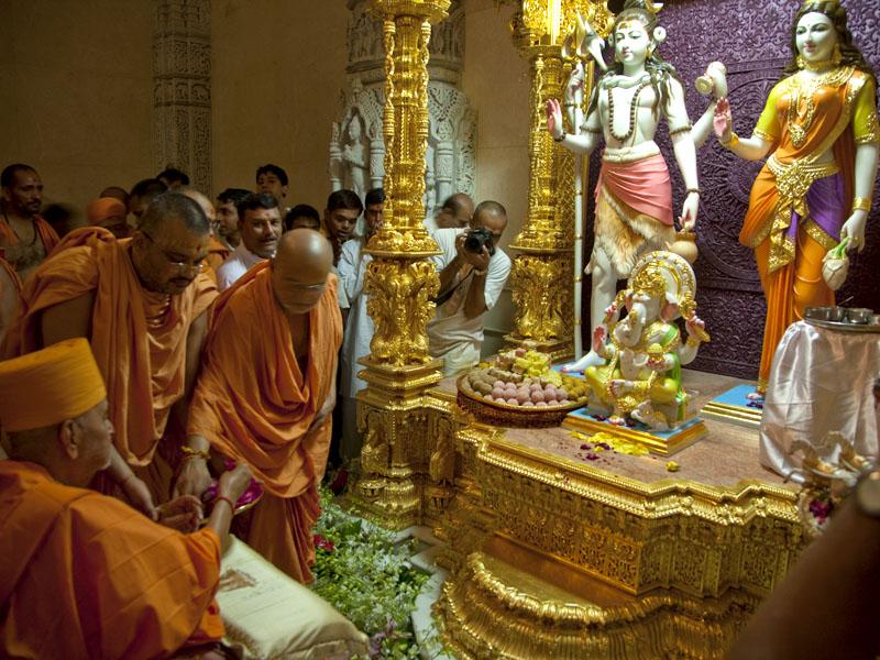  Swamishri engaged in pujan and darshan of the deities in Akshardham