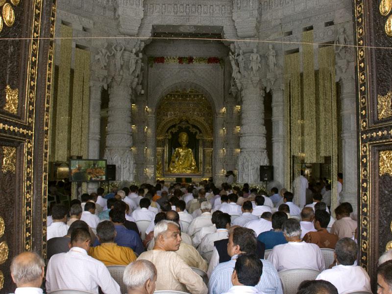  Devotees during the mahapuja rituals