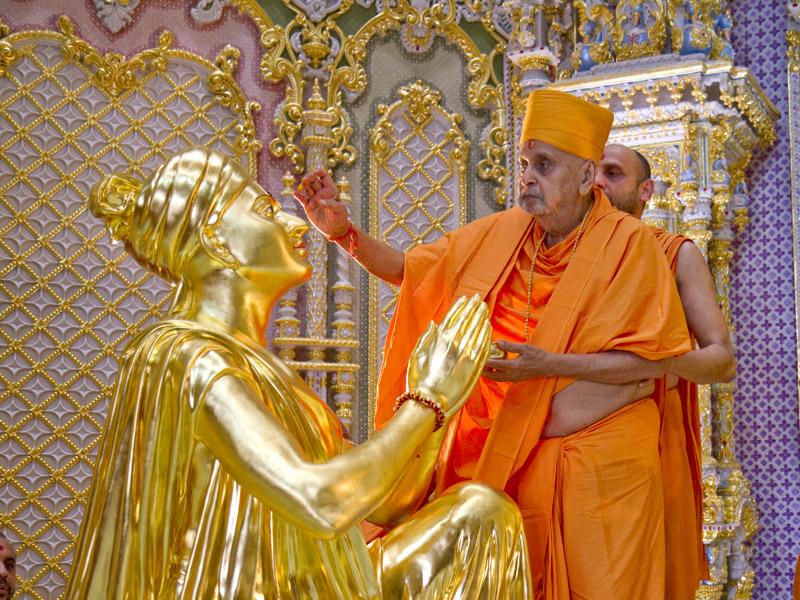  Swamishri performs pujan of Guru Parampara