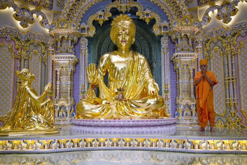  Swamishri humbly stands by the murti of Bhagwan Swaminarayan
