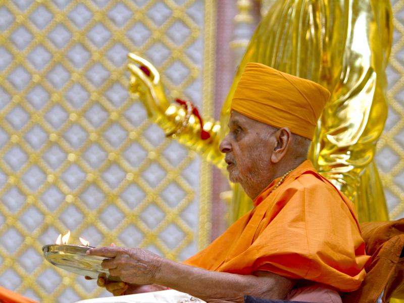 Swamishri performs arti