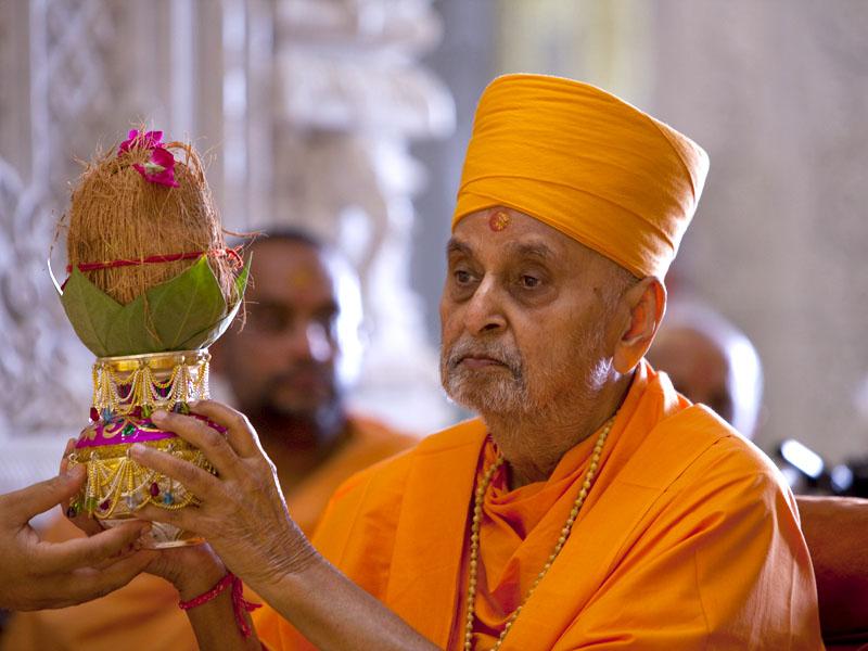  Swamishri performs the mahapuja rituals