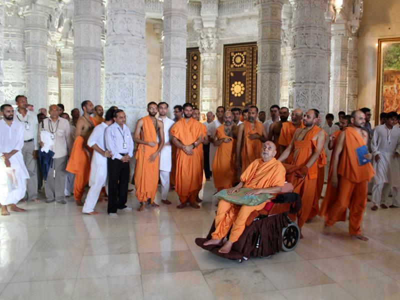  Swamishri visits the Akshardham Complex