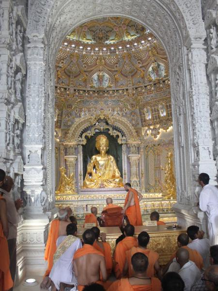  Swamishri visits the Akshardham Complex