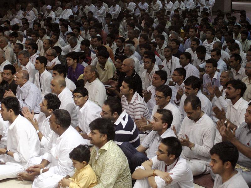  Devoteees engaged in Swamishri's morning puja darshan