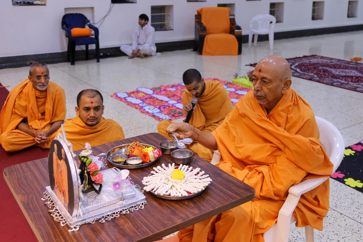 Pujya Tyagvallabh Swami performs pujan of janois on Samshravani Day