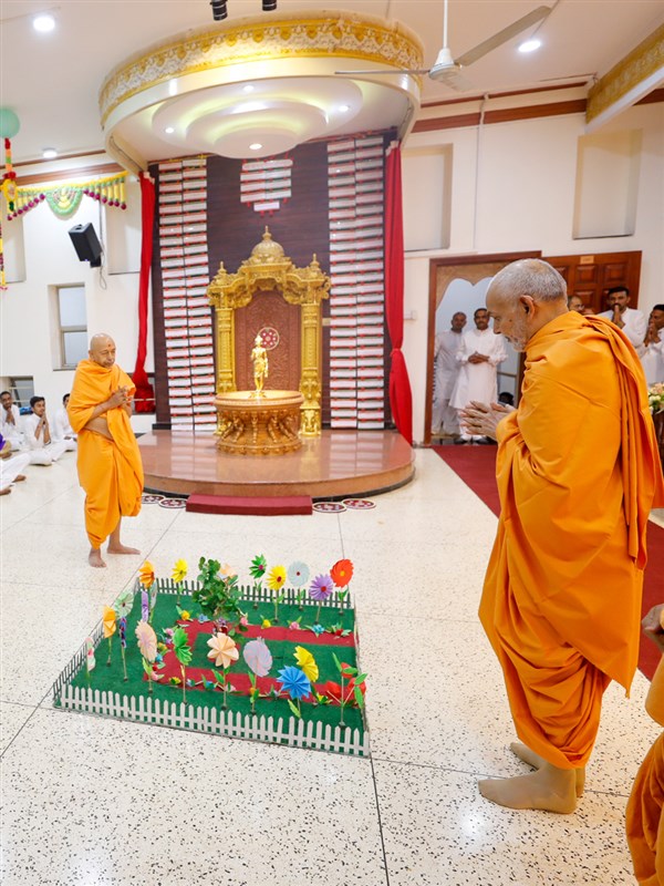 Param Pujya Mahant Swami Maharaj observes rangoli
