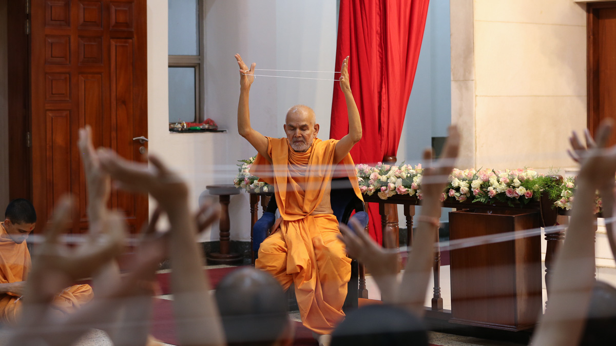 Swamishri and sadhus perform janoi change rituals