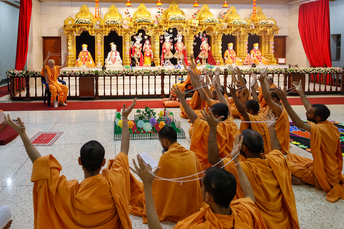 Swamishri and sadhus perform janoi change rituals