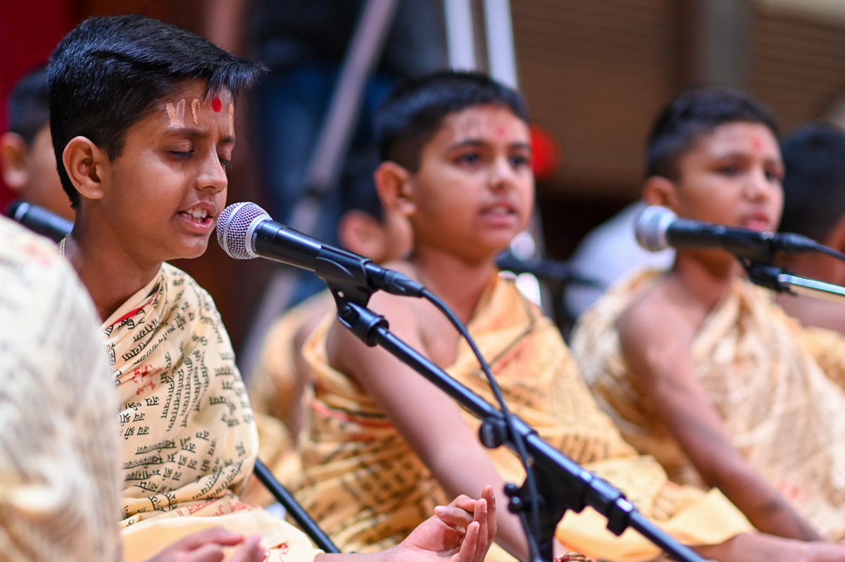 Children sing Swaminarayan mahapuja shlokas during Swamishri's daily puja