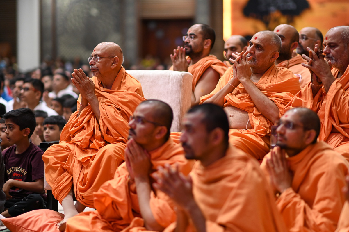 Pujya Tyagvallabh Swami and sadhus doing darshan of Swamishri