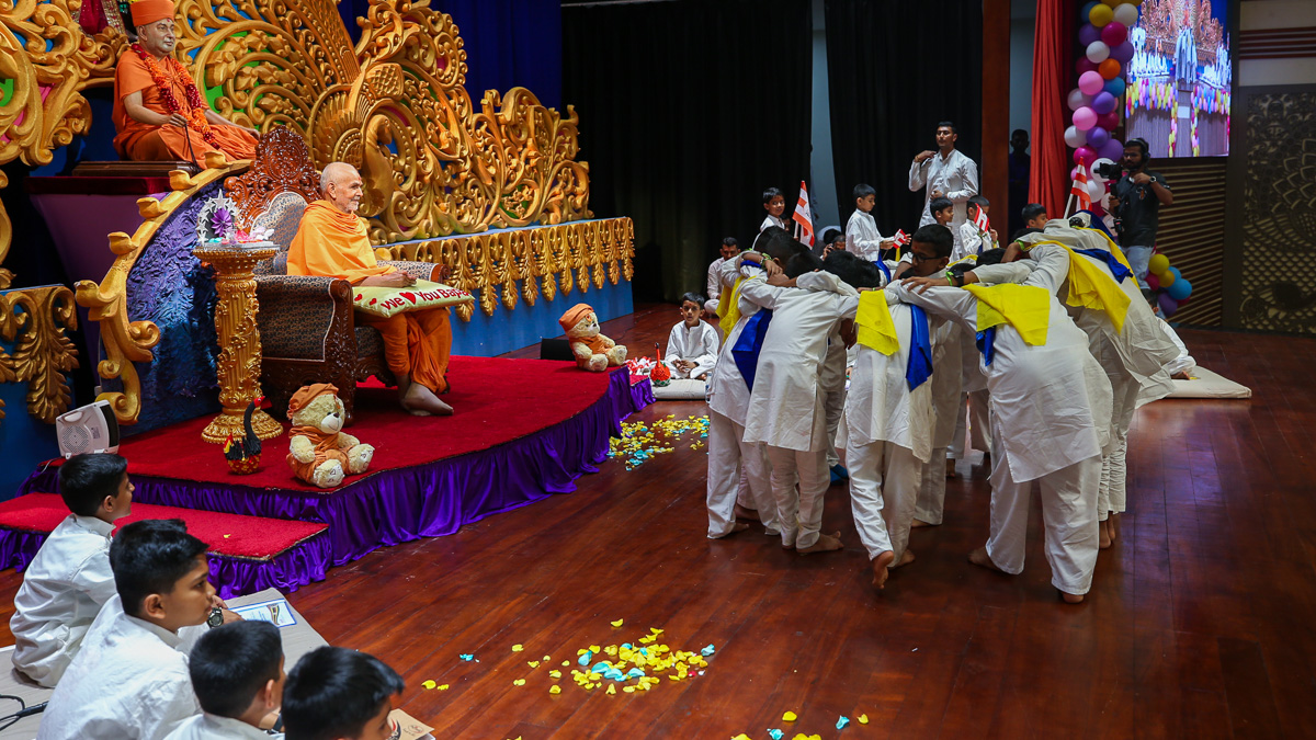 Children present before Swamishri
