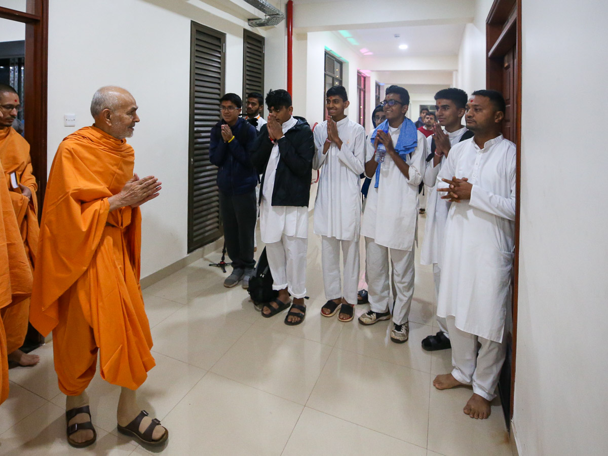 Youths doing darshan of Swamishri