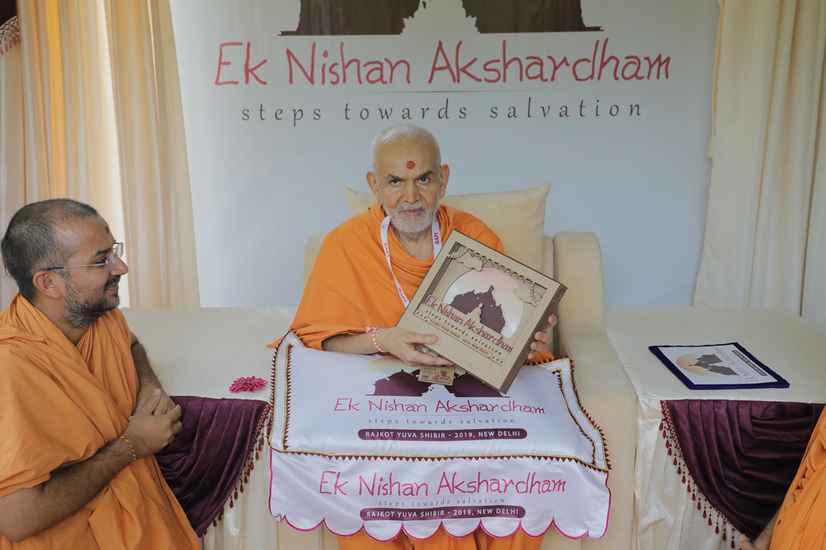 Swamishri sanctifies a memento