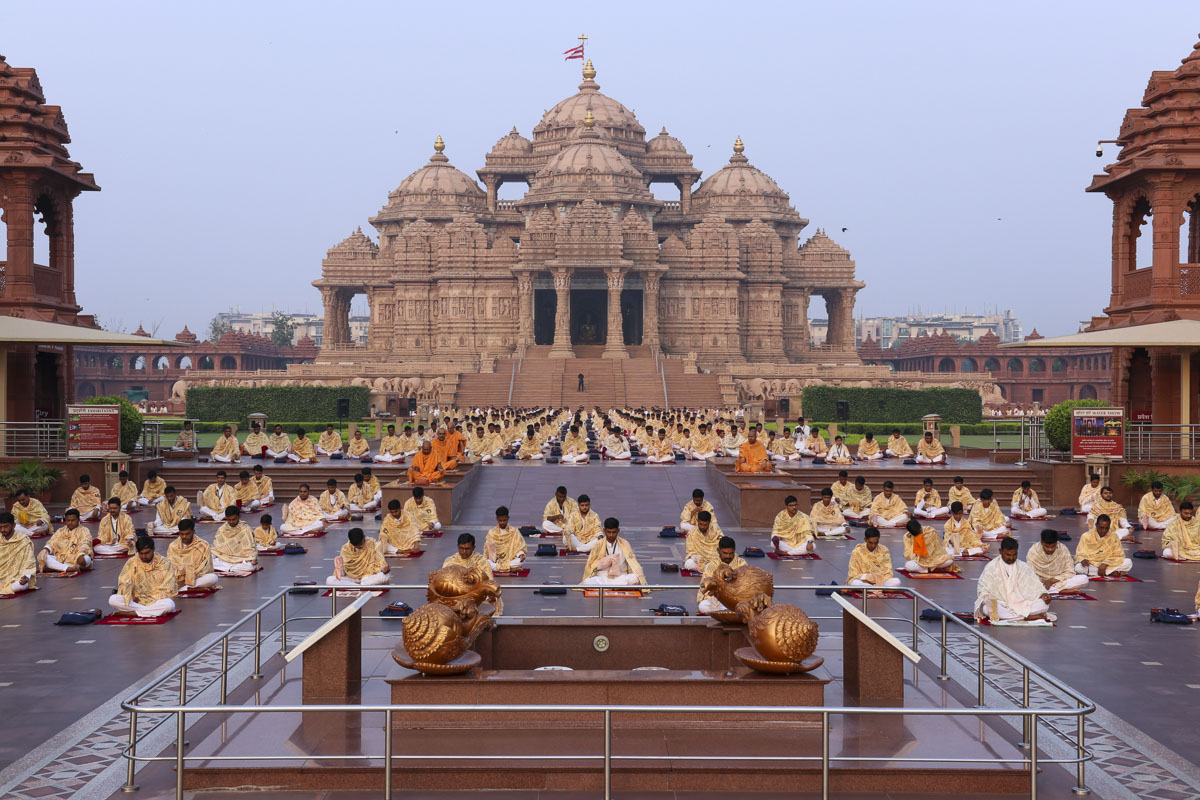 Sadhus and youths perform samuh puja in the grounds of Akshardham