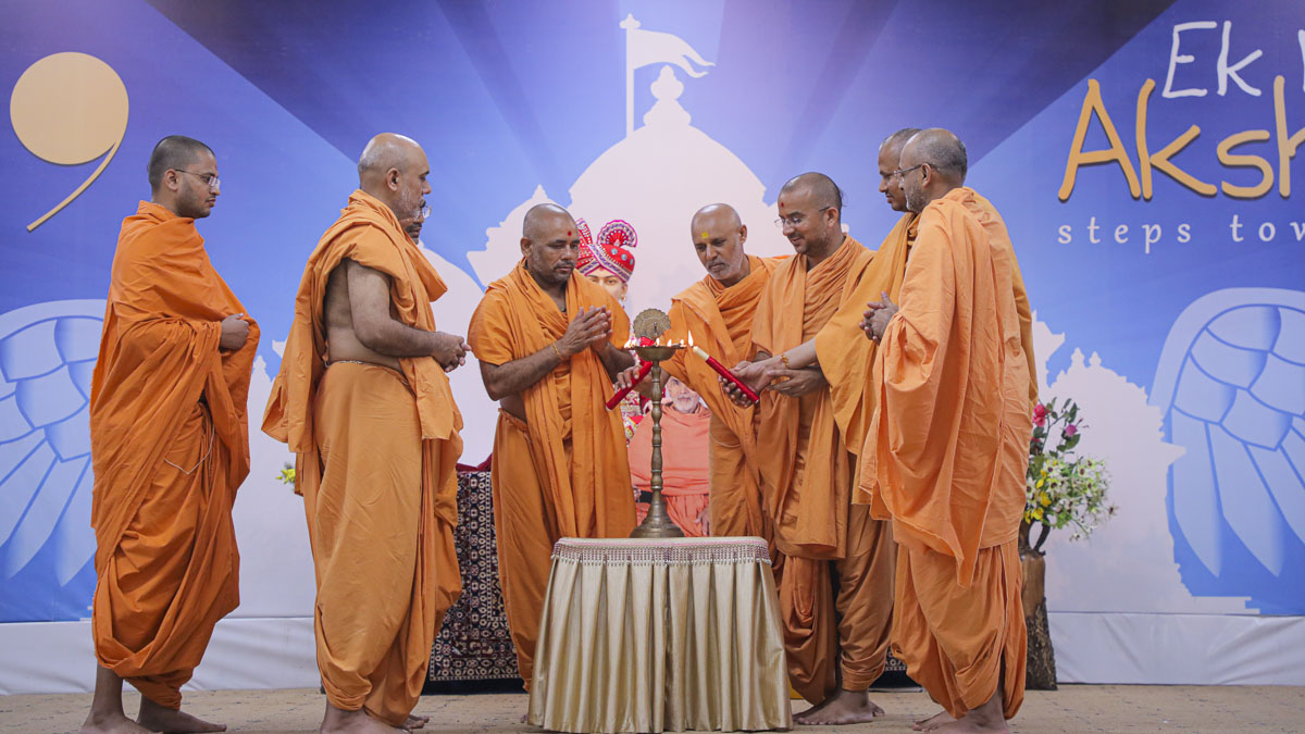 Sadhus light the inaugural lamp (deep-pragatya) at the start of the shibir