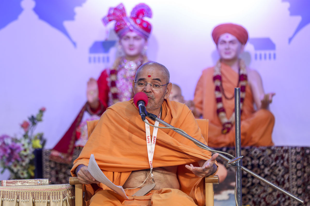 Aksharcharan Swami addresses the shibir
