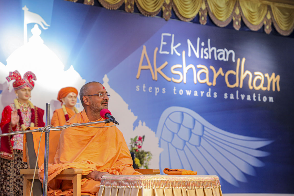 Munivatsal Swami addresses the shibir