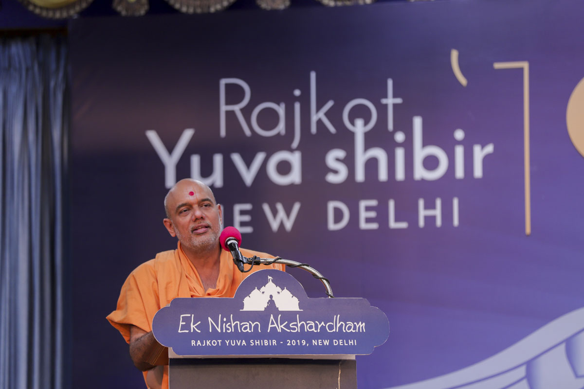 Gnanvatsal Swami addresses the shibir