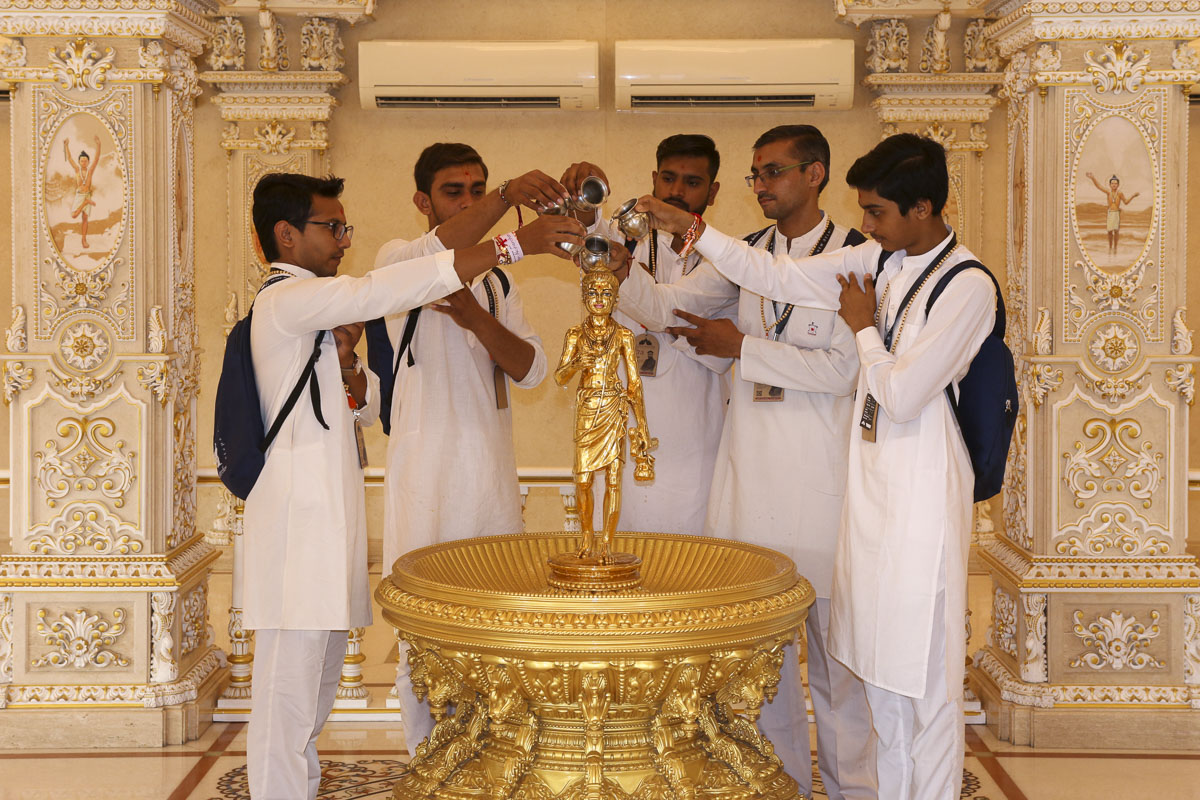 Yuvaks perform abhishek of Shri Nilkanth Varni