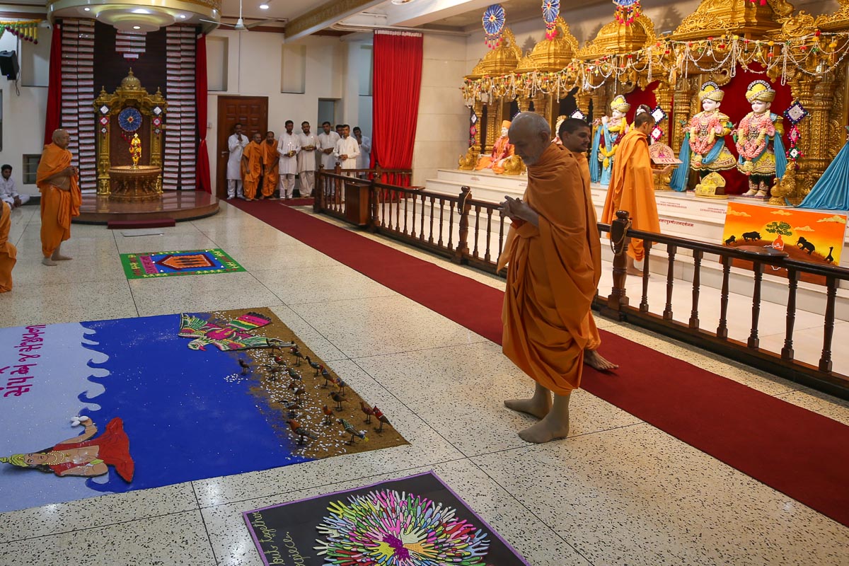 Param Pujya Mahant Swami Maharaj observes a rangoli