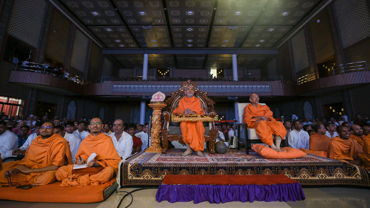Swamishri and Pujya Tyagvallabh Swami during the assembly