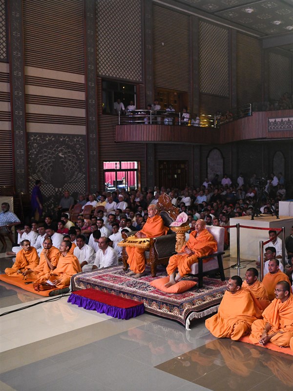 Swamishri, Pujya Tyagvallabh Swami, sadhus and devotees during the assembly
