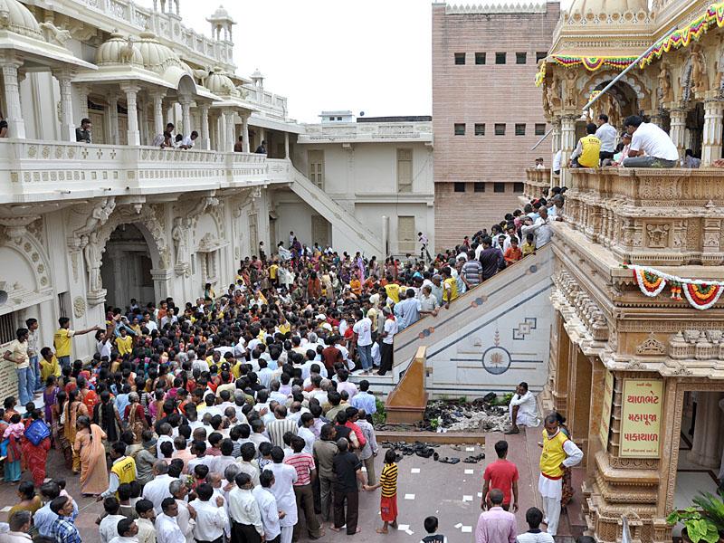 Devotees ascend and descend for and after Thakorji's darshan